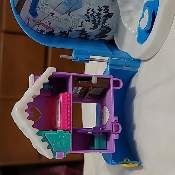 Mattel Polly Pocket Snow Globe Ski Lodge 2017 Incomplete - Picture 2 of 9